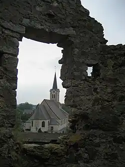 Ruines du château et l'église d'Opprebais