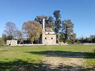 Vue distante de la mosquée depuis l'ouest.
