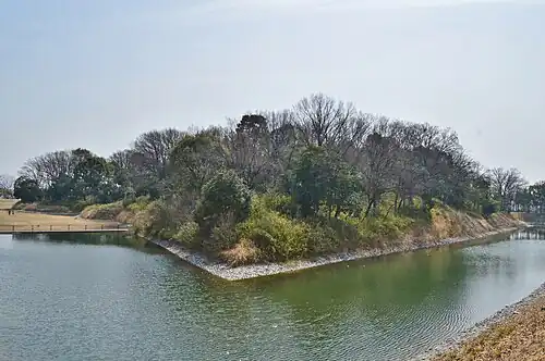 Kofun d'Imashirozuka, entouré par son fossé empli d'eau. L. 190 m. Takatsuki, Osaka. VIe&nbsp;siècle.