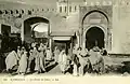 Vue d'une autre porte de l'enceinte (Bab Tounes) vers 1900.