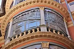 Immeuble aux cariatides, décor de terre cuite sur la tour.