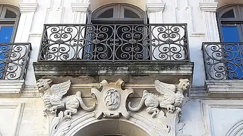 Détail du balcon au-dessus du monogramme entouré de deux griffons