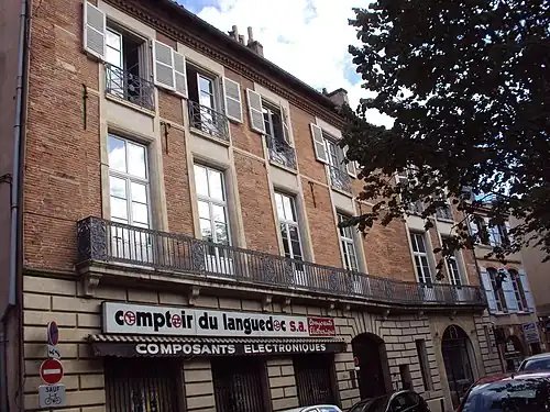 no&nbsp;30 : façade de l'hôtel d'Ouvrier.