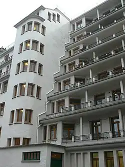 Immeuble de la rue des Amiraux conçu par Henri Sauvage.