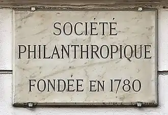 Plaque au no&nbsp;65, immeuble de la Société philanthropique et centre d'accueil pour sans-abris.