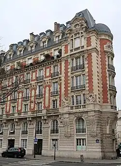 No&nbsp;2 : immeuble au croisement avec la rue de Vaugirard.