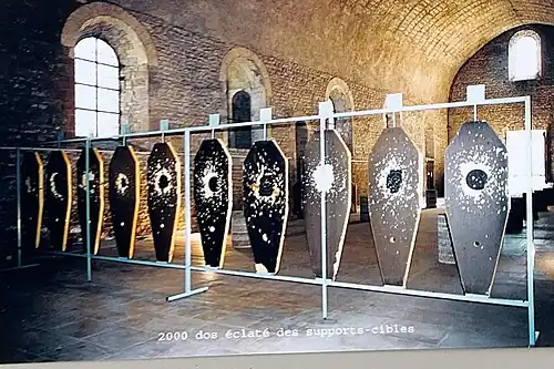 Impa-cibles, vue de dos, installation, réfectoire de l'Abbaye, 2000.