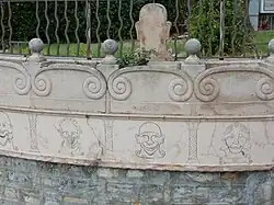 Détail de décorations du parc. Les visages présentent des traits clownesques.