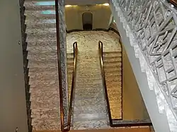 Vue intérieure des escaliers donnant sur le vestibule depuis les étages.