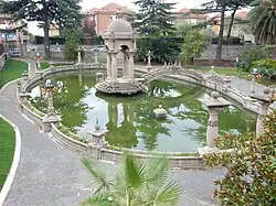 Vue extérieure vers le sud sur le bassin, la fontaine et une partie des jardins.
