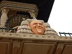 Détail du visage de Grock sur la tourelle de la villa.