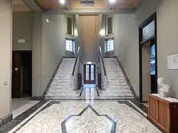 Vue intérieure sur le vestibule et les escaliers.