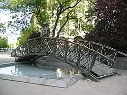 La statue a été déplacée en décembre 2018. (https://www.bbc.com/news/world-europe-46704111)