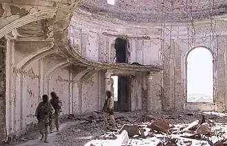 Soldats américains patrouillant dans le palais en 2002.