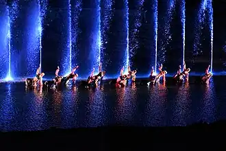Numéro de danse sur le lac.