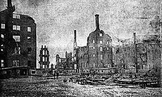 Vue prise en arrière de l'édifice