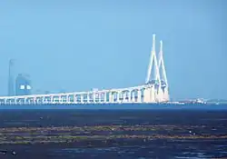 Pont reliant l'aéroport.