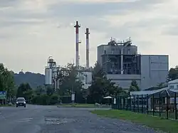 Photographie en couleurs d'une bâtiment industriel.