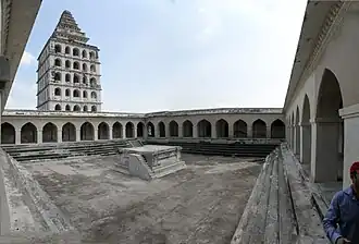 Une cour dans le palais Kalyana Mahal.
