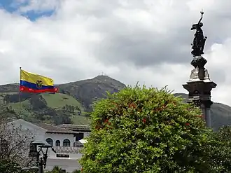 Place de l'Indépendance dans le Vieux Quito & Le drapeau d’Équateur.