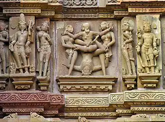 Scène érotico-acrobatique du temple Kandariya Mahadeva