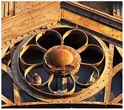 Ferronnerie industrielle, motif de fleur tenu par des rivets, Lille (France), XIXe&nbsp;siècle.