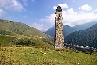Une tour fortifiée en Ingouchie, des environs du XVIe&nbsp;siècle, dans la vallée de l'Armkhi. Aout 2017.