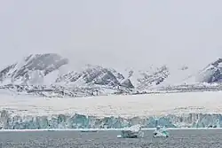 Pointe du glacier d'Inostrantsev (76°&nbsp;28′&nbsp;N, 66°&nbsp;05′&nbsp;E).