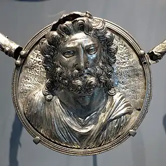 Médaillon en argent inscrit représentant Zeus. IIe&nbsp;siècle. Musée des beaux-arts de Boston.