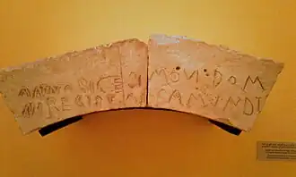 Deux pierres formant un arc avec inscription. Le nom du roi Thrasamund apparait en bas à droite