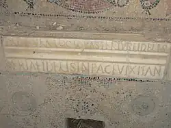 Inscription de marbre insérée dans une mosaïque