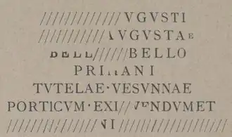 Transcription imprimé du texte original. Des hachures indiquent les endroits où l'original est lacunaire.