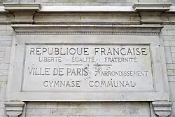 Inscription indiquant le gymnase.