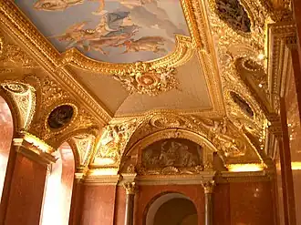 Détail du plafond et tympan avec l'Empire romain.