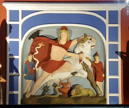 Bas-relief peint représentant la tauroctonie.