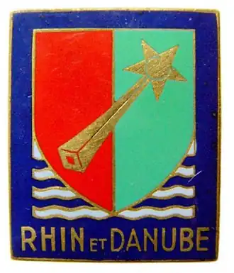 Insigne en couleur de la première armée « Rhin et Danube ». Vaguelettes blanches, écu rouge et vert, étoile dorée sur pointe