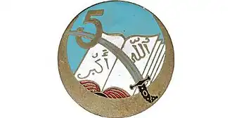 Insigne du 5e&nbsp;régiment de tirailleurs algériens : le takbir y est inscrit sur un livre.