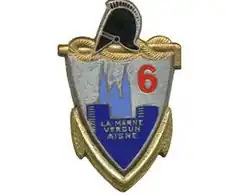 Insigne militaire : la cathédrale et le château y figurent, aux côtés d'un "6", le tout coiffé d'un casque ancien.