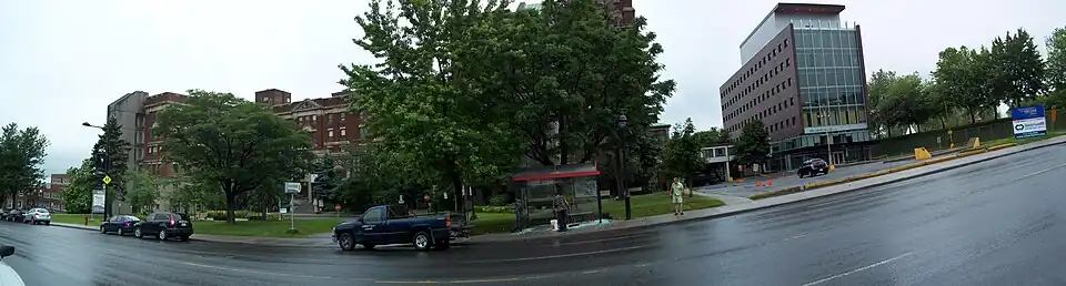 Le pavillon Côte-des-Neiges et le Centre de recherche (pavillon André-Roch-Lecours), aux 4565 et 4545, chemin Queen-Mary