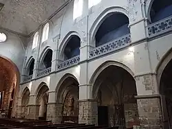 Les bas-côtés et les tribunes sud.