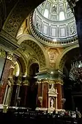 Vue de l'intérieur de la basilique. Au pied de la colonne centrale se trouve une statue de Alajos Stróbl représentant saint Gellért et son disciple saint Emeryka.