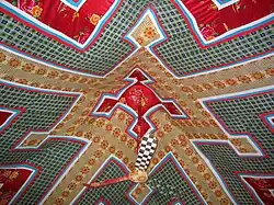 Équipée d'un ventilateur dans un bureau.