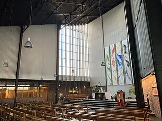L'intérieur de l'église, avec sa lumière tamisée.