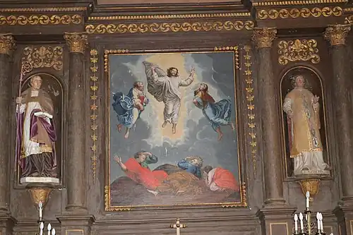Retable situé derrière le maître-autel avec un tableau représentant la Transfiguration du Christ. De chaque côté du tableau, statues de saint Léry et de saint Mathurin.