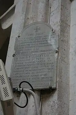 Plaque commémorant son inhumation en l'église Saint-Pierre de Chartres.