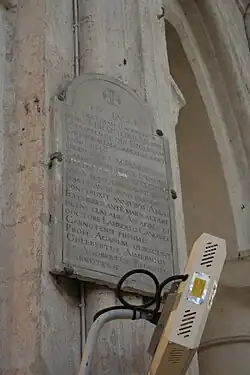 Plaque commémorative d'inhumations d'évêques du xviie siècle.