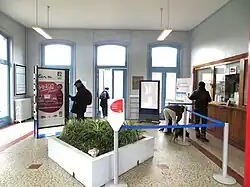 Intérieur du bâtiment voyageurs.