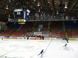 Photographie de l'intérieur de la patinoire
