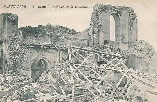 Intérieur ruiné de la cathédrale après l'éruption du 20 mai 1902.