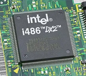 Intel 486DX2 50 MHz @ 3,3 V (cache 8 ko). Cette puce, basée sur la microarchitecture 80486, disposait d'un doubleur de fréquence d'horloge fonctionnant à 50 MHz. Elle comprend l'unité de calcul en virgule flottante.